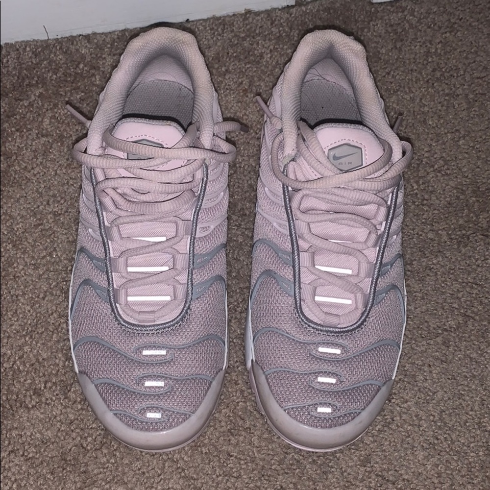 Nike air maxes Sz 5 in youth.
